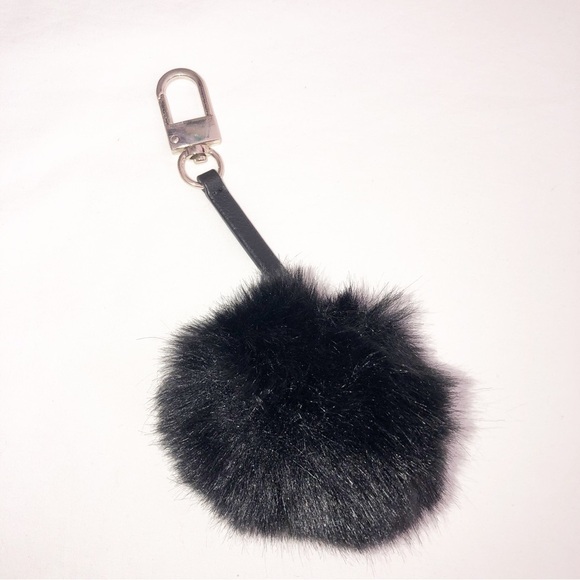 Guess Quilted Round Wristlet White Faux Fur Ball Key Fob Ring 4” Red - Picture 4 of 6